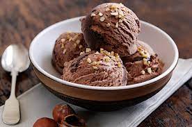 es krim coklat yang sangat cocok dihidangkan dalam cuaca panas