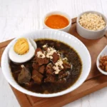 rawon daging sapi makanan khas jawa timur (image by Canva)