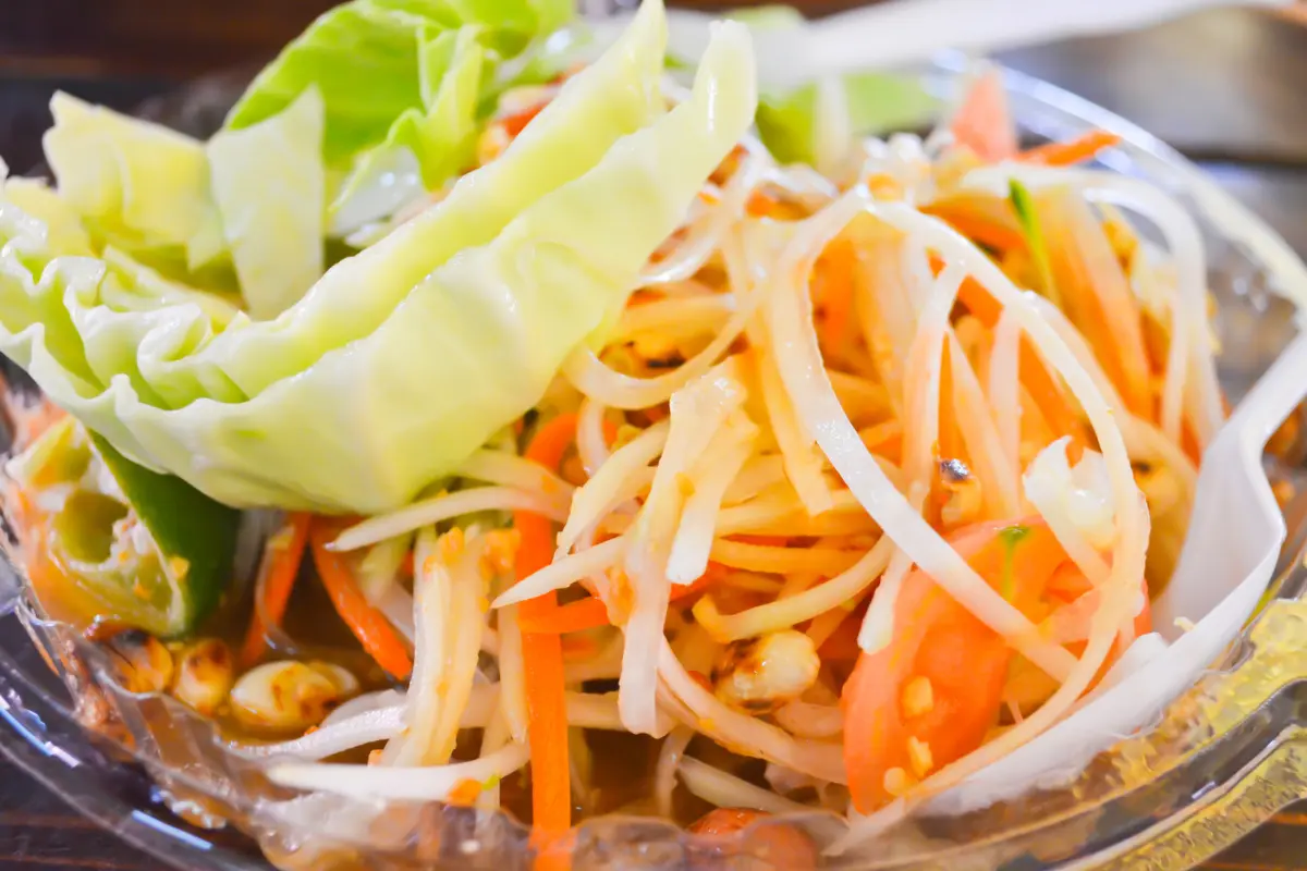 Som Tam salad pepaya khas Thailand