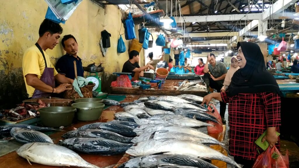 Seorang Ibu sedang berbelanja Ikan Tongkol di Pasar Tradisional. Ikan tongkol adalah satu bahan dalam Resep Asam Padeh Ikan Tongkol