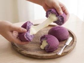 Resep taro bun lembut dengan topping renyah ungu dan isian diplomat cream vanila lumer.