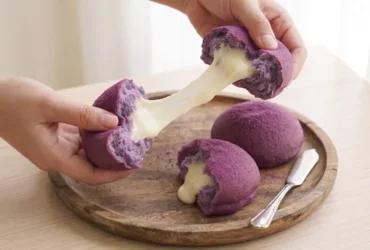 Resep taro bun lembut dengan topping renyah ungu dan isian diplomat cream vanila lumer.